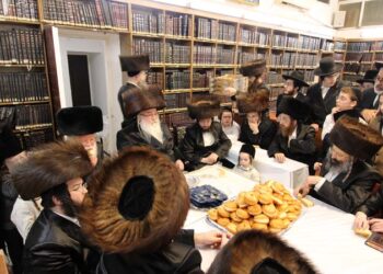 מוצש”ק נר שביעי דחנוכה בחצר הקודש ביאלא