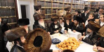 מוצש”ק נר שביעי דחנוכה בחצר הקודש ביאלא