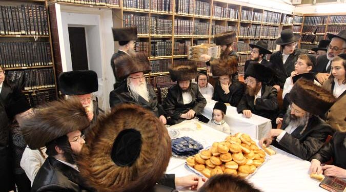 מוצש”ק נר שביעי דחנוכה בחצר הקודש ביאלא