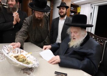 צפו: כשהגר”מ שטרנבוך אמר: “תצפצף עליהם” ושרף את צו הגיוס