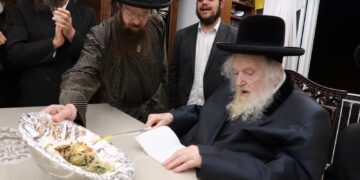 צפו: כשהגר”מ שטרנבוך אמר: “תצפצף עליהם” ושרף את צו הגיוס