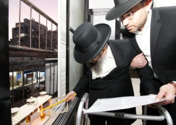 הגר”מ בן שמעון בהדלקת נרות חנוכה