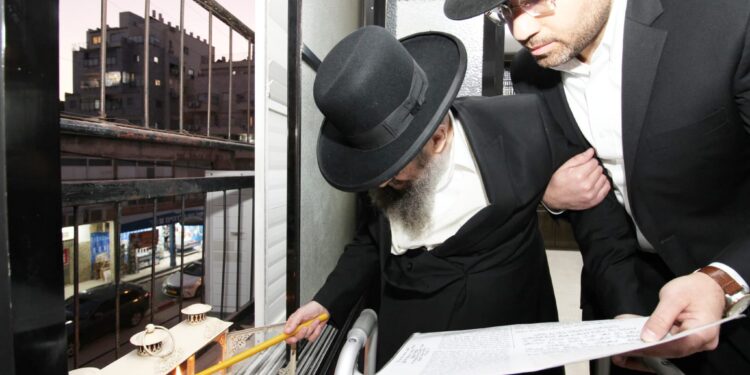 הגר”מ בן שמעון בהדלקת נרות חנוכה