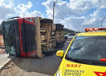 קרית אתא:המשאית התהפכה ביציאה מקריית אתא – הנהג נפצע