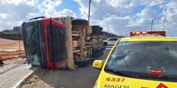 קרית אתא:המשאית התהפכה ביציאה מקריית אתא – הנהג נפצע