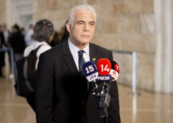 לפיד בבג”צ: באנו לכאן כי גונבים לנו כסף