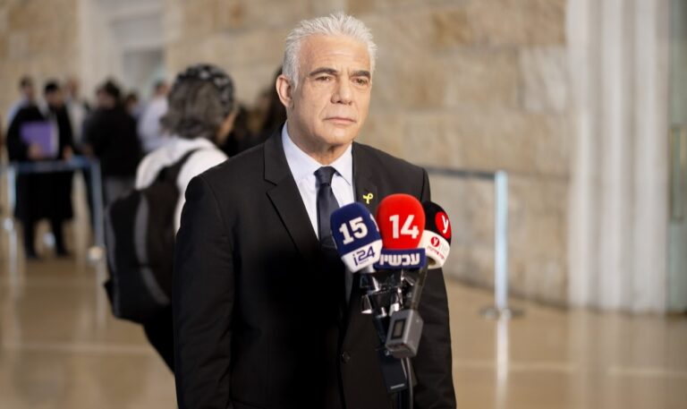 לפיד בבג"צ: באנו לכאן כי גונבים לנו כסף