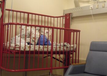 מיטת תינוק חולה