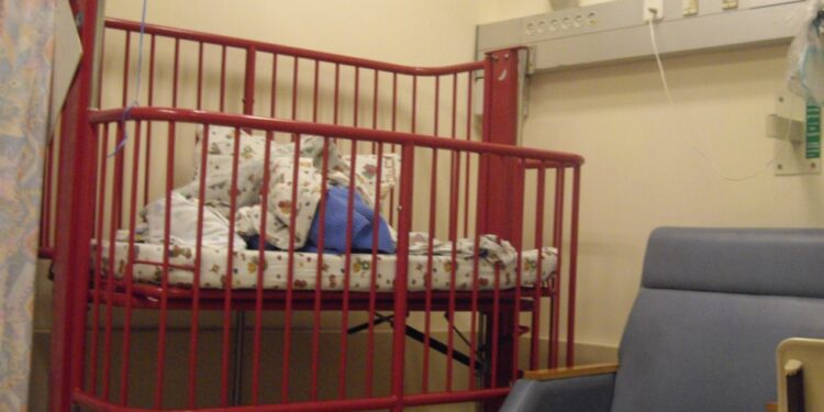 מיטת תינוק חולה