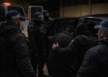 בחורים נעצרו הלילה  – הרקע עבירת ביטחון