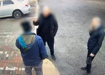 צפו: המצלמה תיעדה את שני החשודים מנסים לסחוט בעל עסק