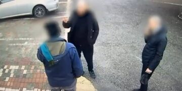 צפו: המצלמה תיעדה את שני החשודים מנסים לסחוט בעל עסק