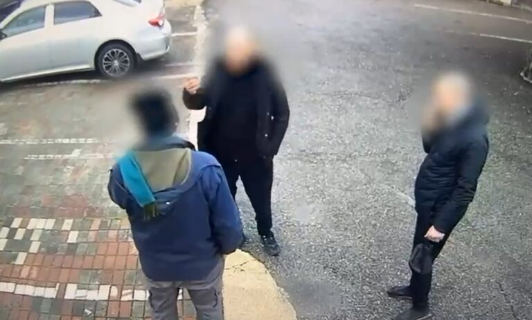 צפו: המצלמה תיעדה את שני החשודים מנסים לסחוט בעל עסק