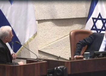 צפו: ח”כ מרגי שישב כסגן יו”ר הכנסת קטע את נאום לפיד