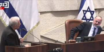 צפו: ח”כ מרגי שישב כסגן יו”ר הכנסת קטע את נאום לפיד