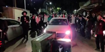 צפו: עשרות קיצונים פוצצו כנס להורי החיילים החרדים בבני ברק