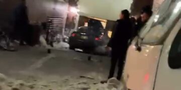 צפו: דרמה ב770 בניו יורק – נהג ניסה לפרוץ עם מכוניתו