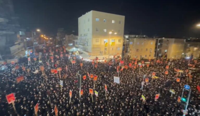 רבבות בעצרת נגד חוק הגיוס ברחוב בר-אילן בירושלים