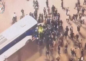 צפו: כך החל אירוע הדריסה – אוטובוס נחסם והנהג פרץ בנסיעה