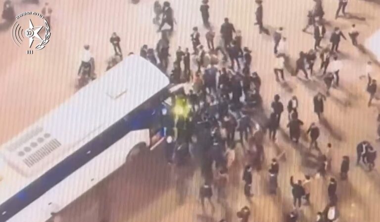צפו: כך החל אירוע הדריסה - אוטובוס נחסם והנהג פרץ בנסיעה