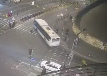 צפו: תיעוד מזעזע האוטובוס נוסע  – הבחור נופל