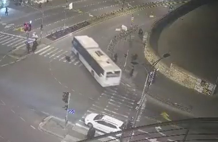 צפו: תיעוד מזעזע האוטובוס נוסע  - הבחור נופל