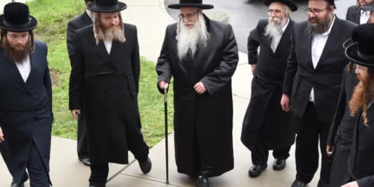 אחרי 6 שנים – האדמו”ר מצאנז שליט”א יוצא במוצ”ש לארה”ב