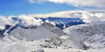 הנותן שלג כצמר – גלריה לבנה מדאבוס