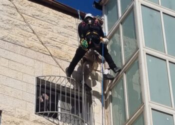 ירושלים: דרמה בשכונה החרדית מקור ברוך – פועל חולץ לפני נפילה