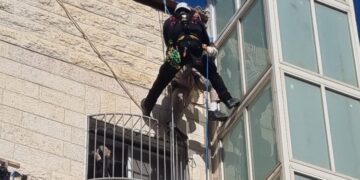 ירושלים: דרמה בשכונה החרדית מקור ברוך – פועל חולץ לפני נפילה