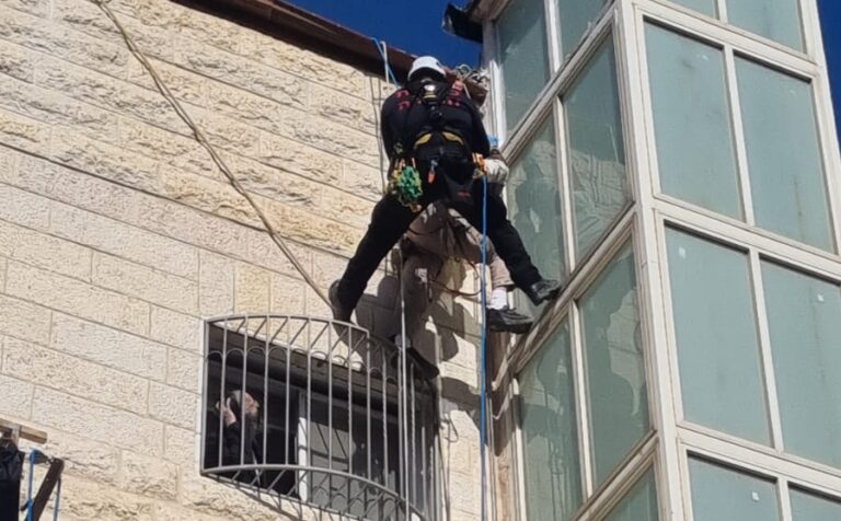 ירושלים: דרמה בשכונה החרדית מקור ברוך - פועל חולץ לפני נפילה