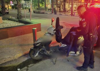 בני ברק: קטין גנב קטנוע ונתפס עם סכין, כיסוי פנים וכסף רב