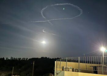 מרגש: מעל בית משפחת גווילי טייסים ציירו סמל חטופים