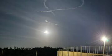 מרגש: מעל בית משפחת גווילי טייסים ציירו סמל חטופים