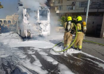 ירושלים: בלב רחוב ירמיהו – אוטובוס עלה באש