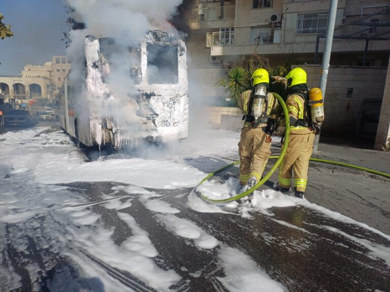 ירושלים: בלב רחוב ירמיהו - אוטובוס עלה באש