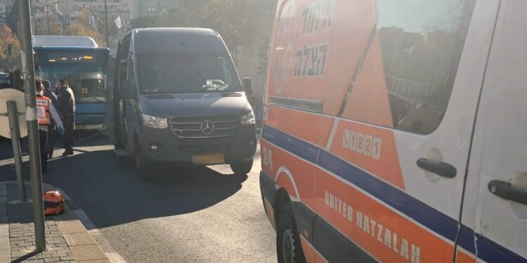 ירושלים: רכב פגע בשתי נשים בקריית בעלזא