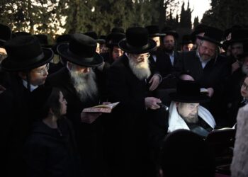 כ”ק האדמו”ר מבעלזא שליט”א הגיע לקבר אמו לרגל היארצייט