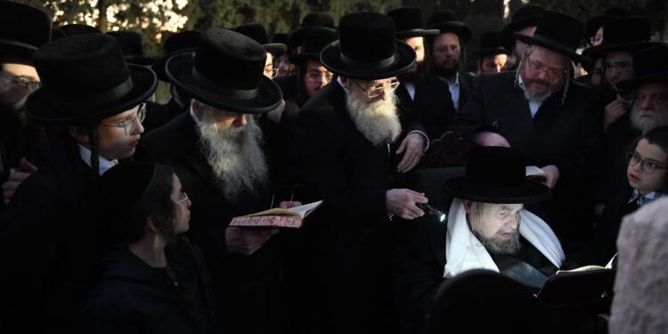 כ”ק האדמו”ר מבעלזא שליט”א הגיע לקבר אמו לרגל היארצייט