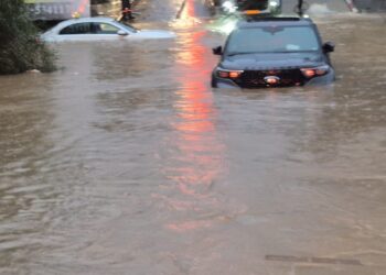 בני זוג חולצו מרכבם לאחר שנקלעו להצפה