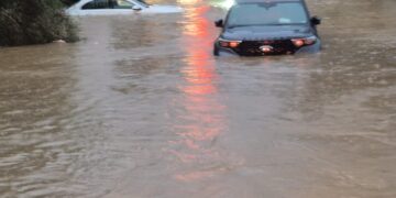 בני זוג חולצו מרכבם לאחר שנקלעו להצפה