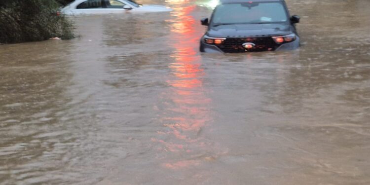 בני זוג חולצו מרכבם לאחר שנקלעו להצפה