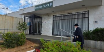 צפו: ח”כ פרוש הגיע לכלא הצבאי לבקר בחורי ישיבה