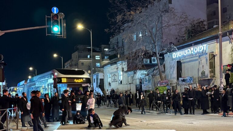 החלו מחאות הקנאים בעקבות העברת גופות הפעוטות לאבו כביר