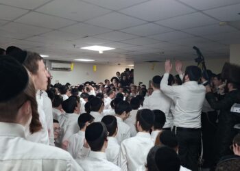 בפונביז’ חגגו בצאת השבת עם הבחור ששוחרר ממאסר