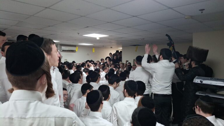 בפונביז' חגגו בצאת השבת עם הבחור ששוחרר ממאסר