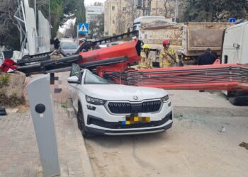 אסון בירושלים: אישה נהרגה מקריסת מנוף על רכבה