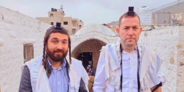 לראשונה מזה 25 שנה: יהודים התפללו בקבר יוסף לאור יום