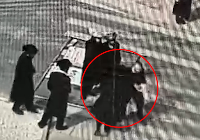 הלזה תקראו חרדים? פושעים דוחפים אדם חרדי מבוגר