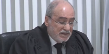 נשיא בית המשפט העליון לשעבר עבר אירוע מוחי קשה